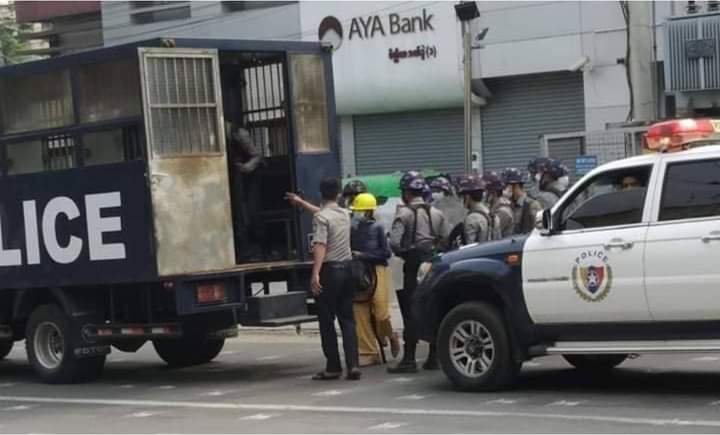 In Meiktila, protesters were arrested by Armed Forces since early morning. Reportedly FOUR were arrested including GIRLS. Their families can’t contact them and don’t know where they’re detained. 
JUNTA BESIEGING 

#WhatsHappeningInMyanmar 
#Mar10Coup