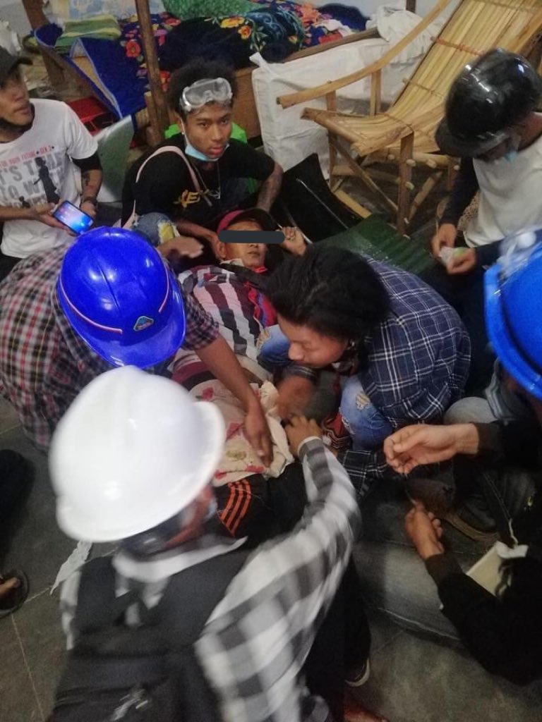 Nov19944's tweet photo. TW// Blood , Gunshot
Myingyan Real bullets and tear gas this morning. Two people have been shot: one in the head and one to the thigh.
JUNTA BESIEGING
#WhatsHappeningInMyanmar  #Mar10Coup https://t.co/TotLPr3KZz