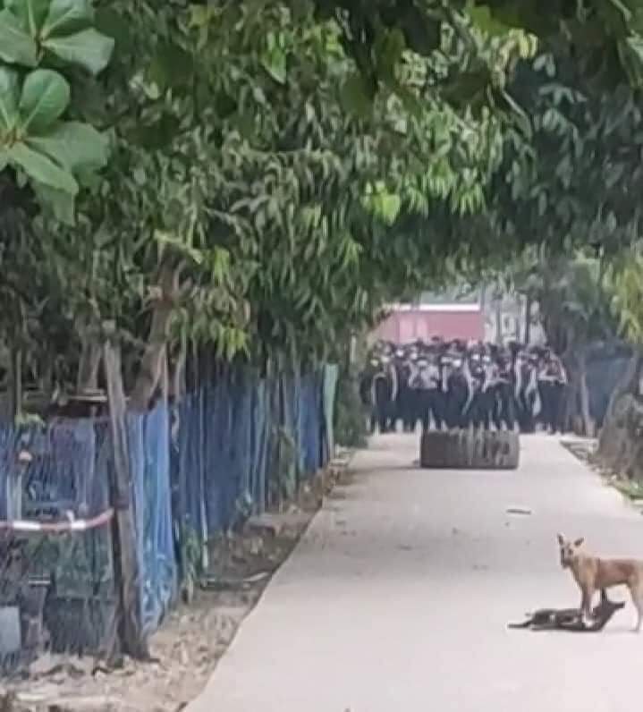 Raiding Mahlwakon railway transport residence; this Early morning on Mar10; Large number of armed forces attacking staffs n their families as whole department participate CDM.

JUNTA BESIEGING
#Mar10Coup
#WhatsHappeningInMyanmar