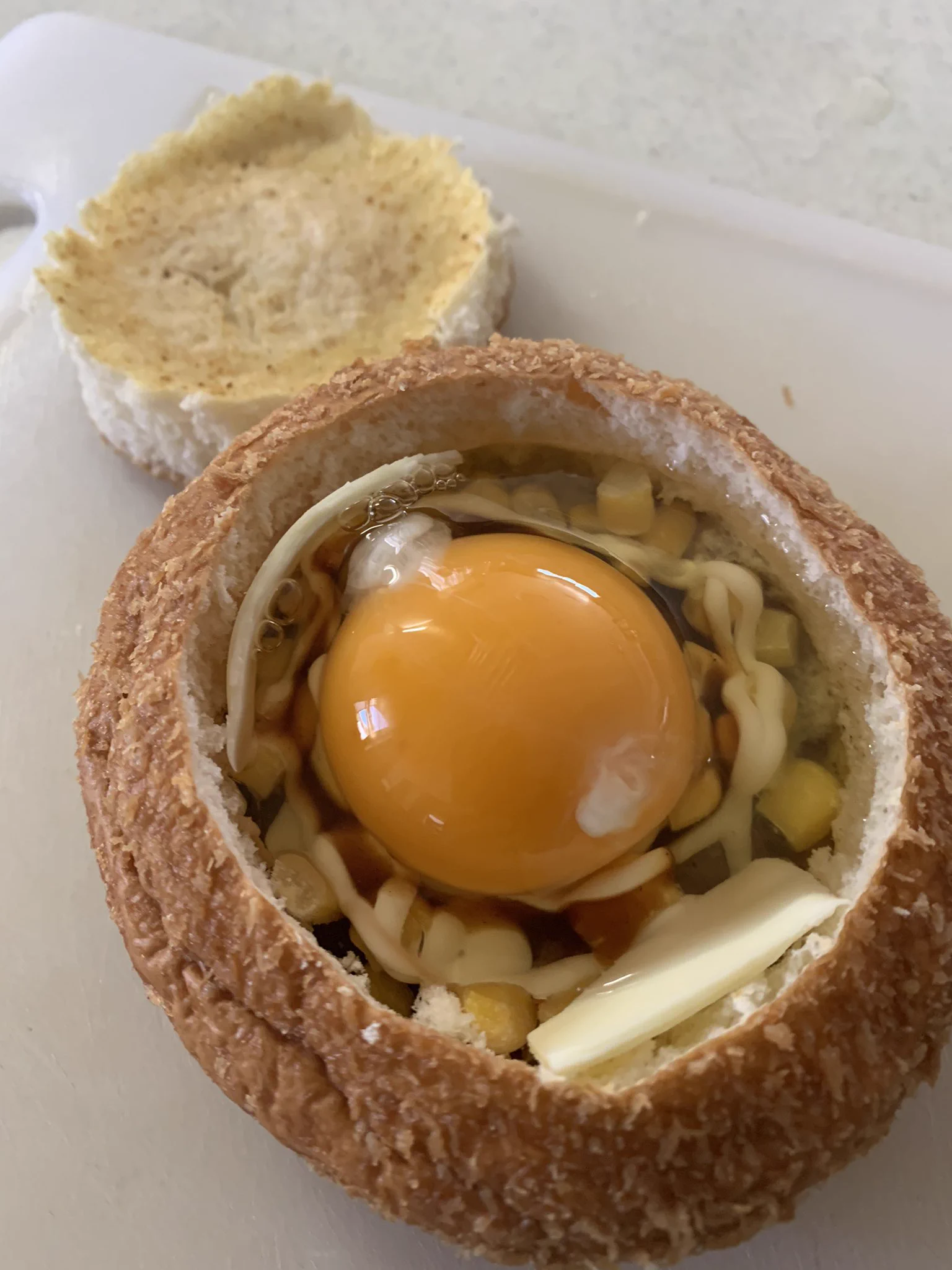 見たら絶対真似したくなる！激安のヤマザキカレーパンが、チーズと卵がとろける最高なアレンジで大変身！！