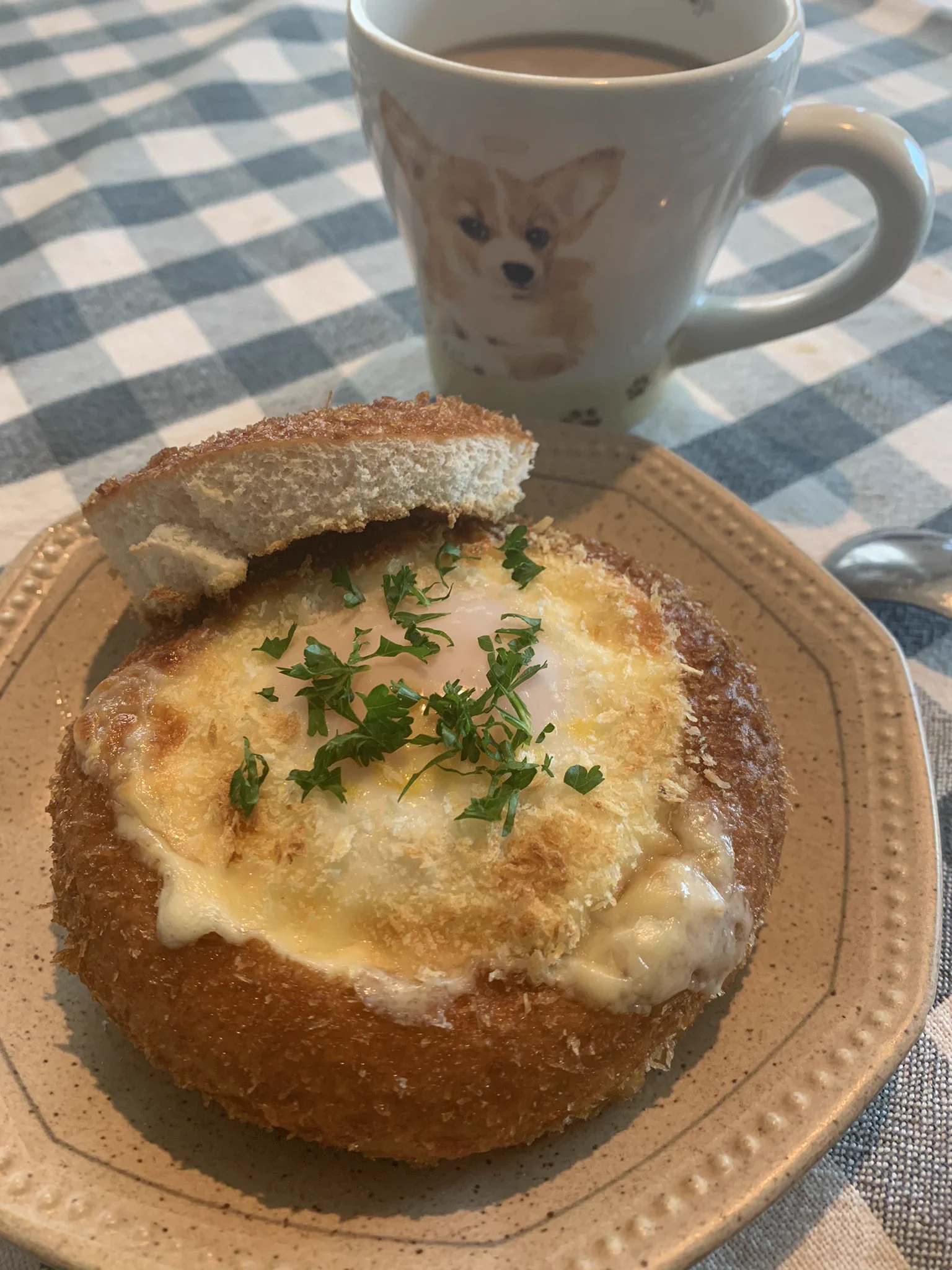 見たら絶対真似したくなる！激安のヤマザキカレーパンが、チーズと卵がとろける最高なアレンジで大変身！！