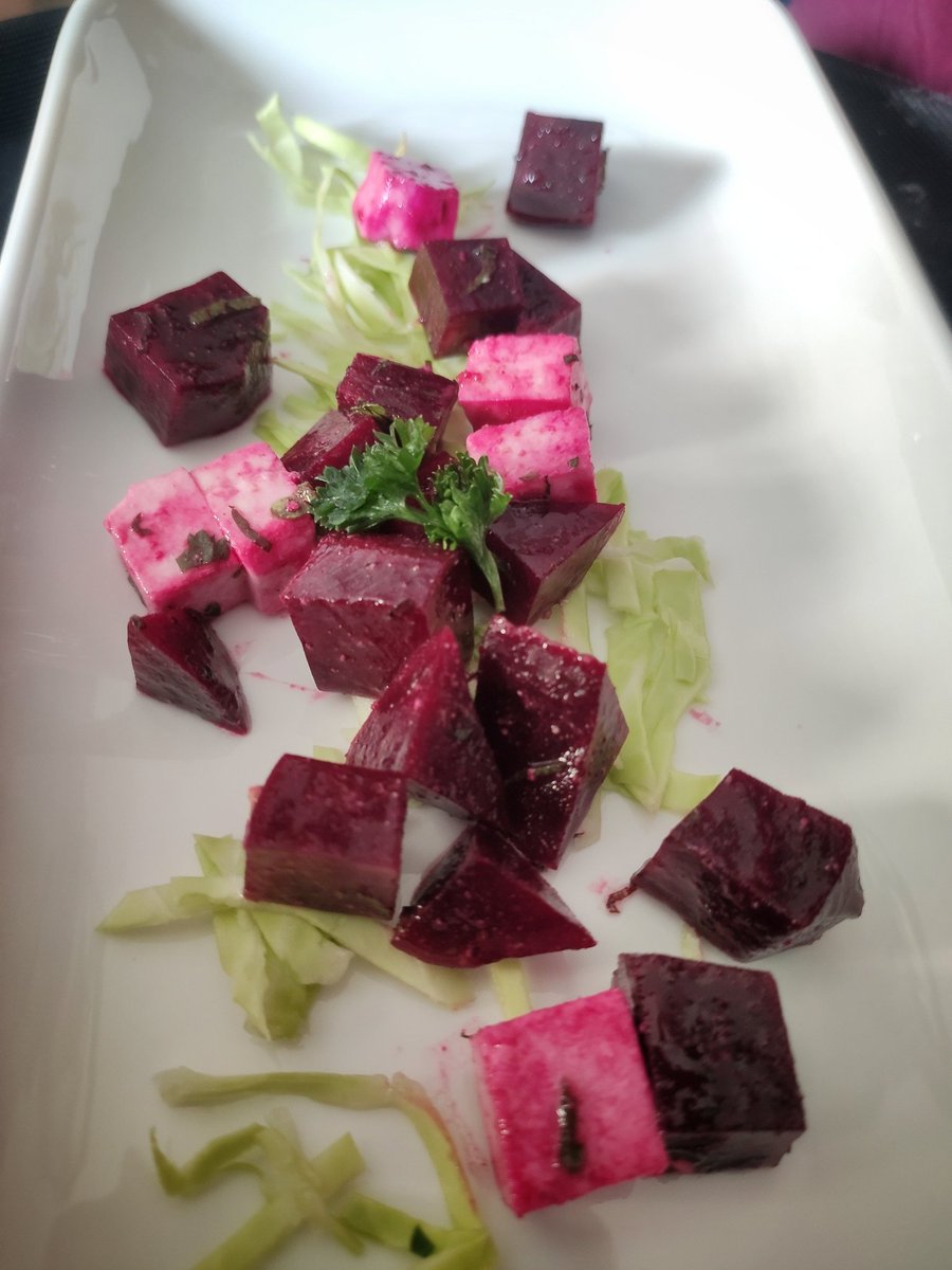 carvingmaster05's tweet photo. 🍳 Ouef Florentine
 Beetroot Salad 🥗
Poached egg, spinach, bread toast with veggies and next one beetroots with cottage cheese toast in vinaigrette dressing 🤩
#carvingmaster05
#pochedeggs #oeufflorentine #beetrootsalad #salad #colourful #VEGETABLES #oeuf #culinary #michelinstar https://t.co/seUTMLru90