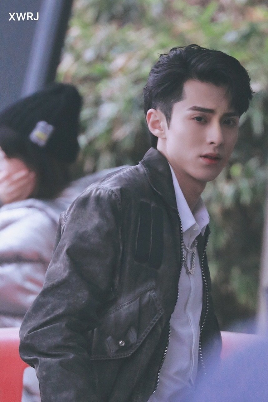 More photos of Dylan has been shared by his team. 🖤 [Part 2/2] -- tags # dylanwang #王鹤棣 #daomingsi #shenyue #shancai #darrenchen #kuanhung …