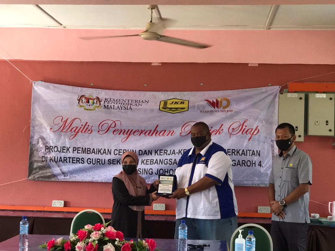 Majlis penyerahan projek siap bagi Projek Pembaikan Cerun Dan Kerja-Kerja Berkaitan Di Kuarters Guru Sekolah Kebangsaan Felda Tenggaroh 4, Mersing, Johor di antara JKR (D) Mersing dan SK LKTP Tenggaroh 4 yang turut dihadiri oleh wakil PPD Mersing.
#jasakepadarakyat