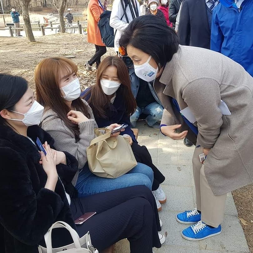 yes4456's tweet photo. 곁에 있으면
마음 따스해지니
너는 봄이겠구나...(국회의사당역에서)

이 글을 보는 순간
박영선 후보가 떠올랐습니다.
곁에 있으면 마음 따뜻해지는 사람
박영선~~~!!

#봄같은 사람
#합니다 박영선
#서울시대전환
#합시다 박영선
#최초서울여성시장 https://t.co/k1WypWYZDt