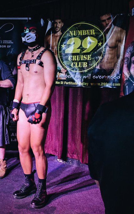 Stage puppy to the rescue ^////^ #pupplay #petplay #puppyplay #bdsm #kink #fetish https://t.co/ioUE7