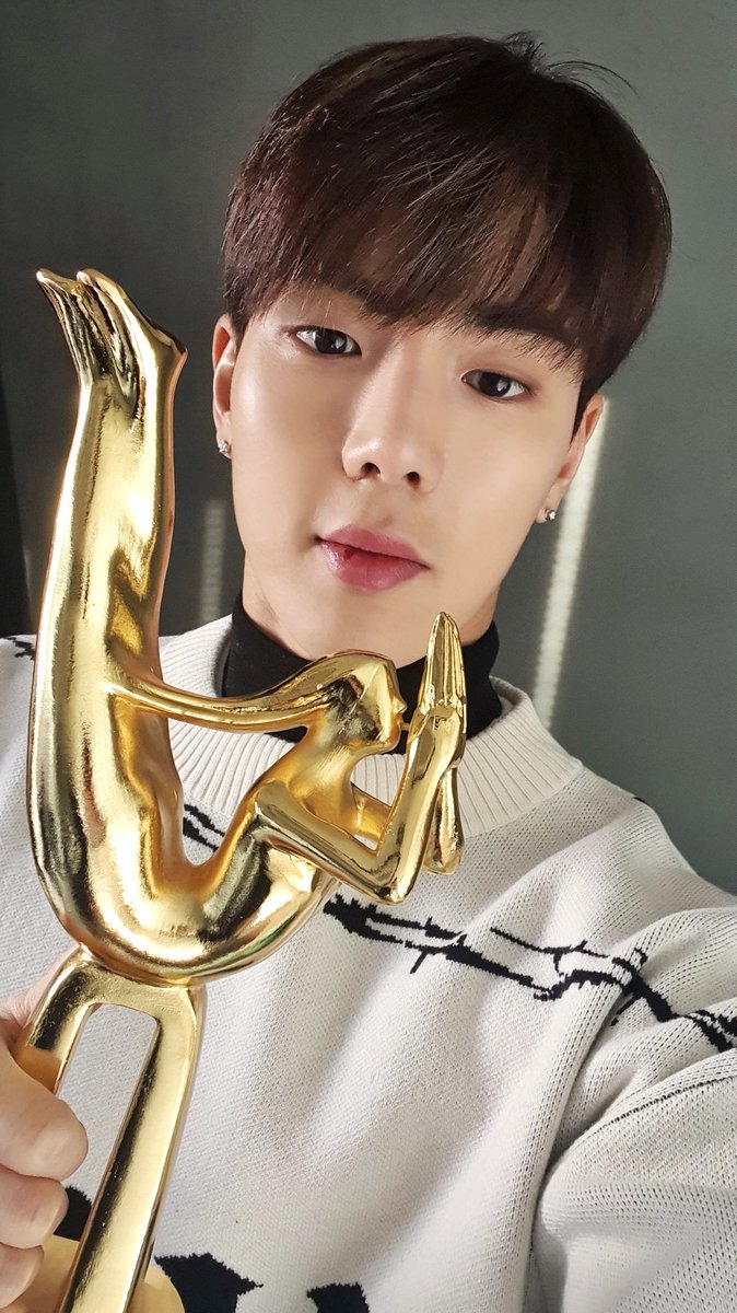 OfficialMONSTAX's tweet image. 제가 트로피처럼 팬분들의 행복을 응원할게요 #셔누