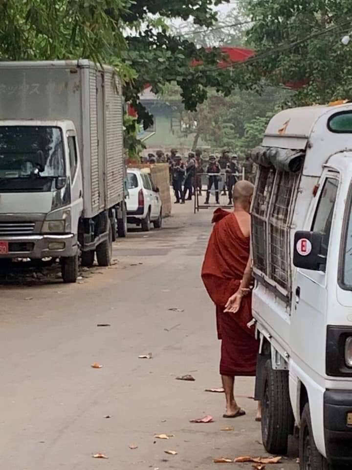 Raiding Mahlwakon railway transport residence; Yangon. This Early morning on Mar10; Large number of armed forces attacking staffs n their families as whole department participate CDM.
#Mar10Coup
#WhatsHappeningInMyanmar