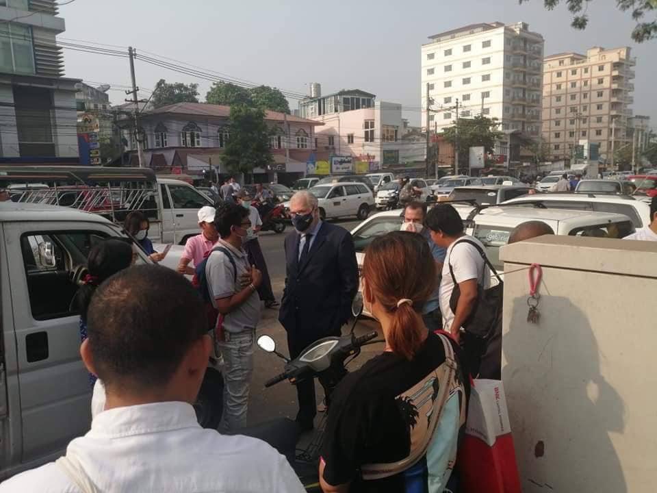 French Ambassador visited Insein Prison this morning where hundreds of students and civilians are being detained arbitarily. 
This is the kind of international presence we want to see to de-escalate violences.
JUNTA BESIEGING
#Mar10Coup 
#WhatsHappeningInMyanmar