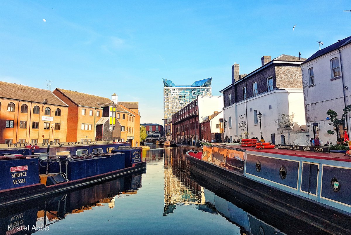 Ease into Wednesday with these calming reflections on the canal in #Birmingham. <a href="/CRTWestMidlands/">Canal & River Trust West Midlands</a> 

📷 Kirstel Acob
📍 Worcester &amp; Birmingham Canal