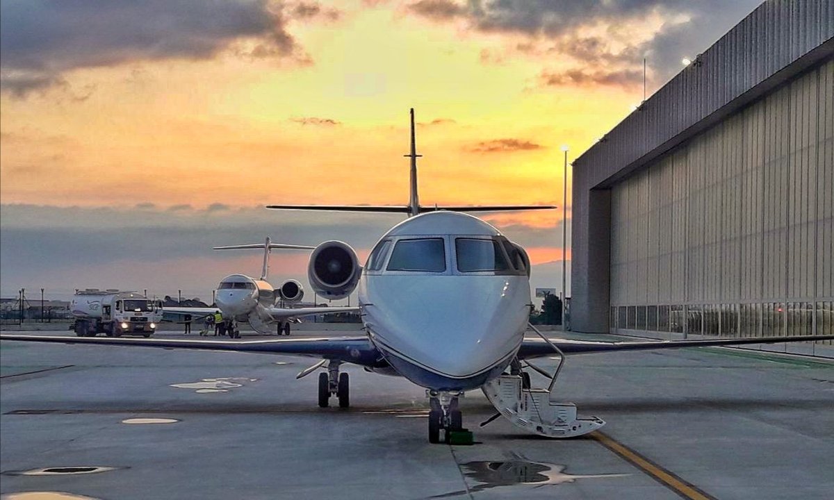 Buenos días y buenos vuelos desde el Centro de control de Área Terminal de #Valencia. Desde aquí tenemos vistas inmejorables al hangar que Mercadona tiene en el aeropuerto de #Valencia.