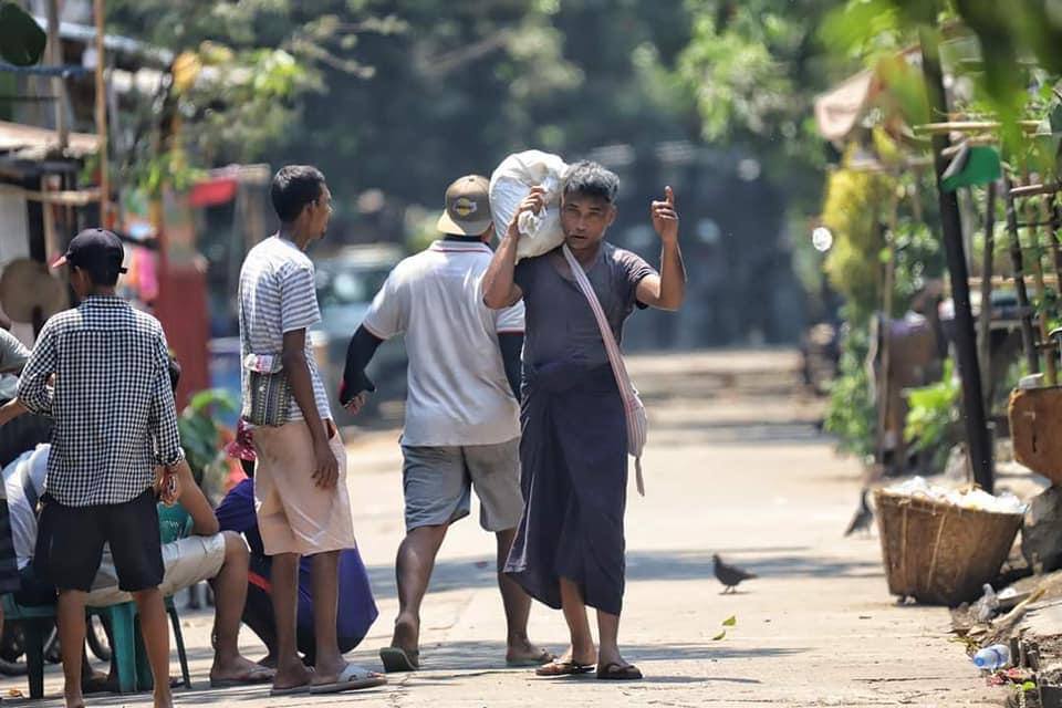 People in MaHlwaGone Railway Station transfered in fear because of raiding and arresting by the Military Terrorists! They participated in CDM first but now they have left their properties!
The children and grandparents are so piteous 😭😭

#WhatsHappeningInMyanmar
#Mar10Coup