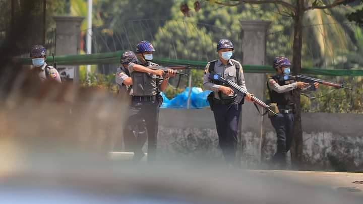 lainlaintszt's tweet photo. Terrorists are brutally trying to disperse the peaceful protestors with guns &amp; tear-gas at KanThaYar,Yangon 
Time-12:00 pm

JUNTA BESIEGING 

#Mar10Coup
#WhatsHappeningInMyanmar https://t.co/p84ZC2CkUh