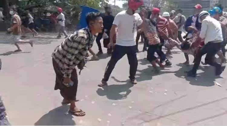 hannayuri_twt's tweet photo. A man, a father of four children, was shot in the abdomen with live bullet by the military terrorists in North Okkalapa around 12:00 p.m.
JUNTA BESIEGING
#WhatsHappeningInMyanmar
#Mar10Coup https://t.co/pIB6wYN4dh