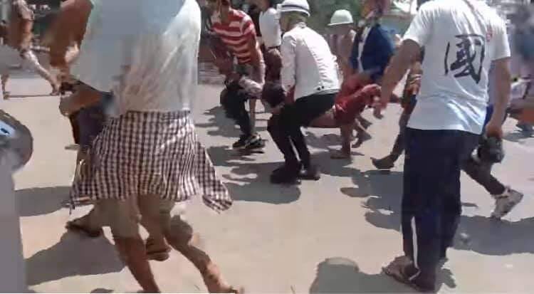hannayuri_twt's tweet photo. A man, a father of four children, was shot in the abdomen with live bullet by the military terrorists in North Okkalapa around 12:00 p.m.
JUNTA BESIEGING
#WhatsHappeningInMyanmar
#Mar10Coup https://t.co/pIB6wYN4dh