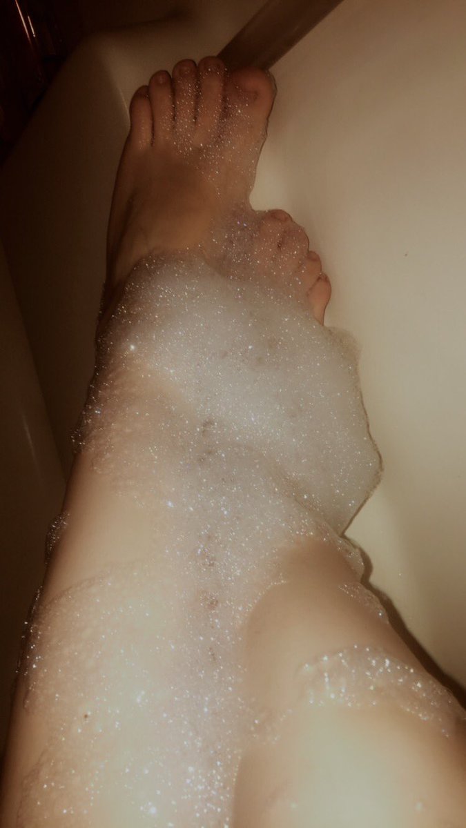 kyleeol44872026's tweet photo. Bubbles and more bubbles!!! #adultcontent #feetonlyfans #handgrasp #collegegirls #buyingcontent #ContentCreator https://t.co/ADpC2B1Ivd