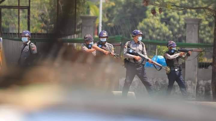 LatYdn's tweet photo. Terrorists are brutally trying to disperse the peaceful protestors with guns &amp; tear-gas at KanThaYar,Yangon 
Time-12:00 pm
JUNTA BESIEGING 
#Mar10Coup
#WhatsHappeningInMyanmar
@UN_HRC @DrSasa22222 @KenRoth @CIJ_ICJ @SchranerBurgen1 @RapporteurUn @MayWongCNA https://t.co/uH9y6bFTb5