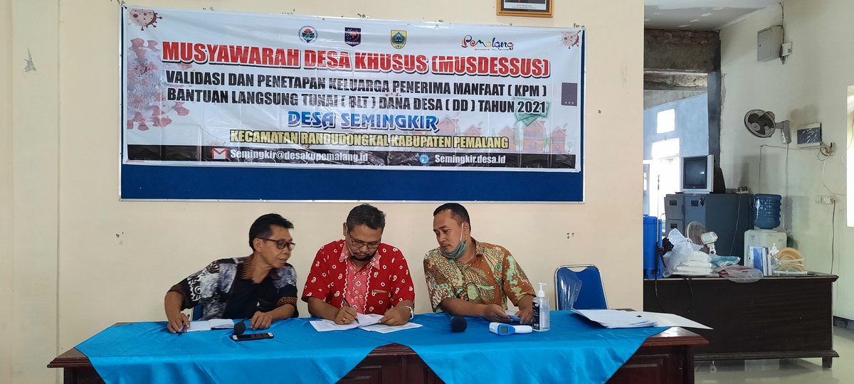 Ds_Semingkir's tweet photo. Musyawarah Desa Khusus (MUSDESSUS) Validasi dan Penetapan Keluarga Penerima Manfaat (KPM) Bantuan Langsung Tunai Dana Desa (BLT-DD) Tahun 2021, Desa Semingkir, Kec. Randudongkal, Kab. Pemalang

Rabu, 10/03/2021
@ganjarpranowo 
@PemkabPemalang 
@dinpermasdespml 
@puspindes https://t.co/2gVJtpqG9J