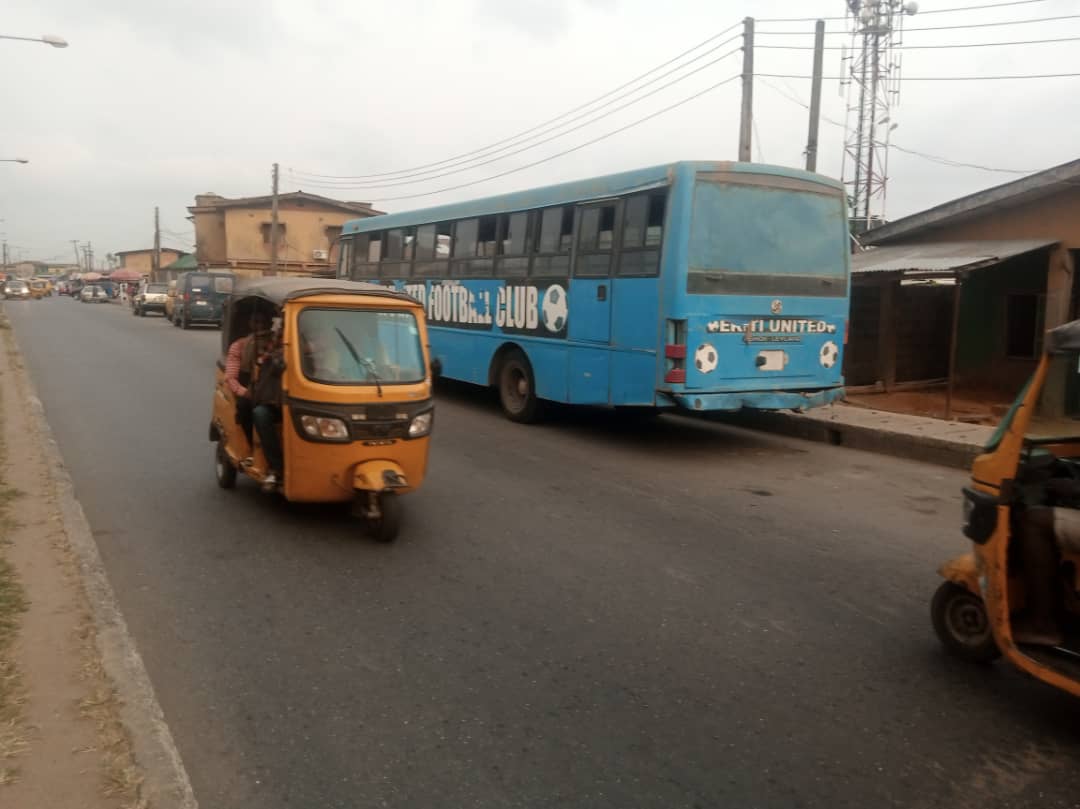 Dprinxex's tweet photo. And I ran into @EkitiUnited_FC in Lagos, I wept for the condition of their Vehicle.. I did my youth Service in Ekiti and this bus was like this, and after all this year's, is still the same, please @kfayemi sir, and @ekitistategov do something, is bad😭🙏 https://t.co/XJiatufeLX