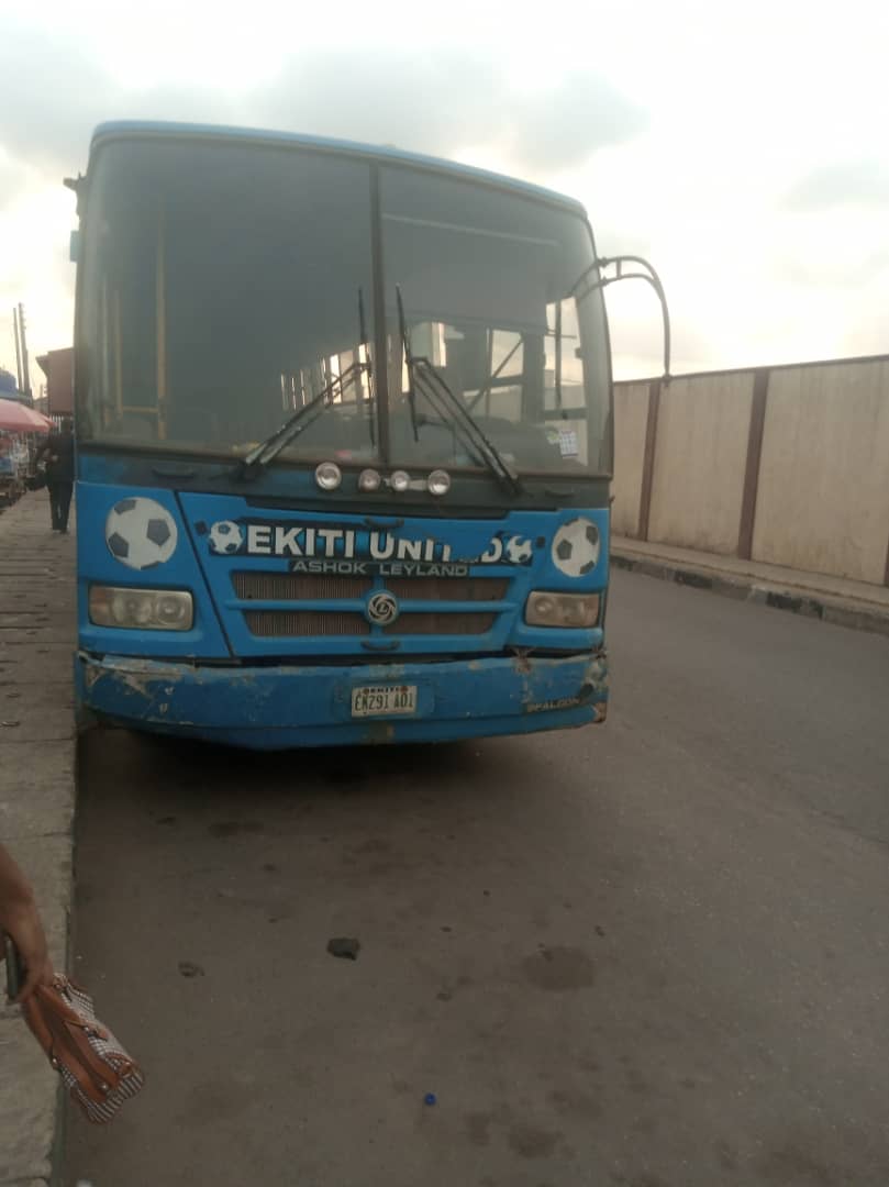Dprinxex's tweet photo. And I ran into @EkitiUnited_FC in Lagos, I wept for the condition of their Vehicle.. I did my youth Service in Ekiti and this bus was like this, and after all this year's, is still the same, please @kfayemi sir, and @ekitistategov do something, is bad😭🙏 https://t.co/XJiatufeLX