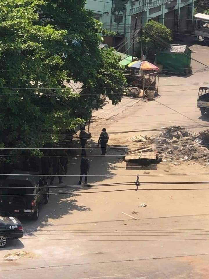 LatYdn's tweet photo. JUNTA BESIEGING 
HappeningYangon:#TERRORISTJUNTA set fires on barricades in Thingangyun. Residents hard to breath cuz of smoke.
#Mar10Coup 
#WhatsHappeningInMyanmar 
@UN_HRC @DrSasa22222 @CIJ_ICJ @KenRoth @SchranerBurgen1 @MayWongCNA @freya_cole https://t.co/48cZL4m26f