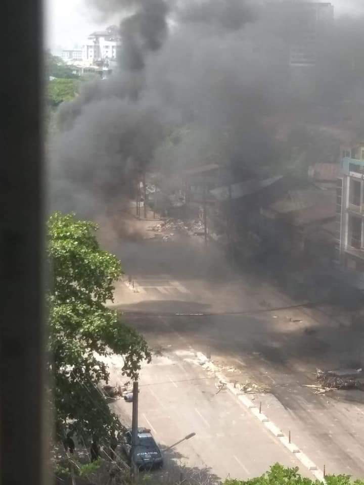 LatYdn's tweet photo. JUNTA BESIEGING 
HappeningYangon:#TERRORISTJUNTA set fires on barricades in Thingangyun. Residents hard to breath cuz of smoke.
#Mar10Coup 
#WhatsHappeningInMyanmar 
@UN_HRC @DrSasa22222 @CIJ_ICJ @KenRoth @SchranerBurgen1 @MayWongCNA @freya_cole https://t.co/48cZL4m26f