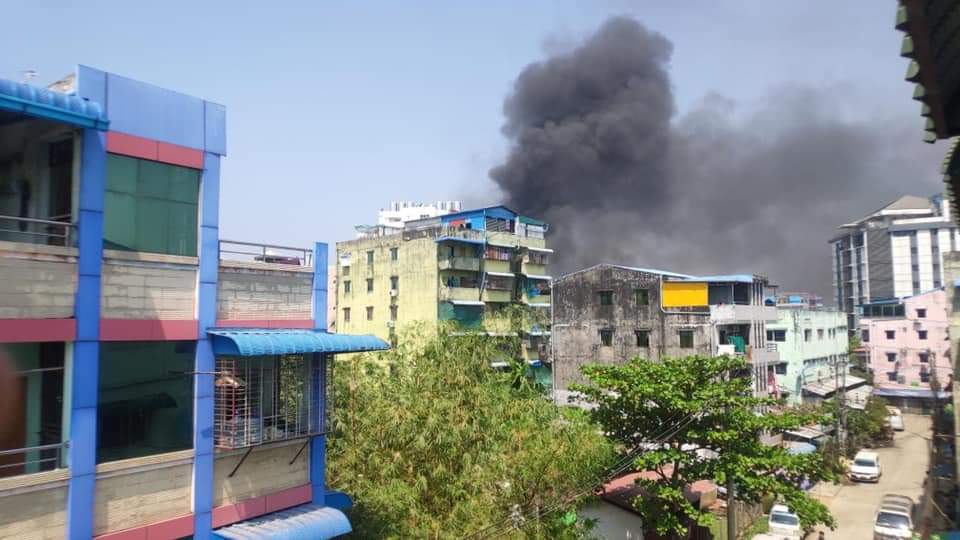 LatYdn's tweet photo. JUNTA BESIEGING 
HappeningYangon:#TERRORISTJUNTA set fires on barricades in Thingangyun. Residents hard to breath cuz of smoke.
#Mar10Coup 
#WhatsHappeningInMyanmar 
@UN_HRC @DrSasa22222 @CIJ_ICJ @KenRoth @SchranerBurgen1 @MayWongCNA @freya_cole https://t.co/48cZL4m26f