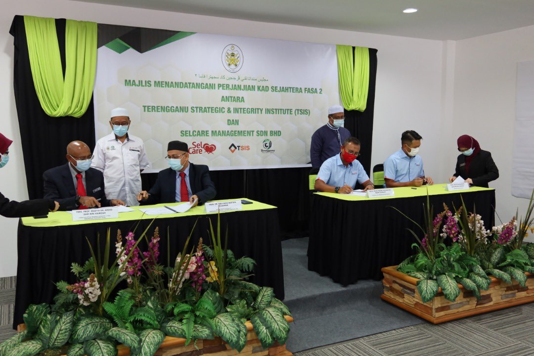 selgategroup's tweet photo. #INFO Majlis menandatangani perjanjian bagi Program Kad Sejahtera Negeri Terengganu di antara TSIS dan SELCARE Management SDN. BHD.

#Selcare
#SelcareStateProgramme
#SelcareManagement
#TSIS
#KadSejahtera https://t.co/ipdzEp1U7v