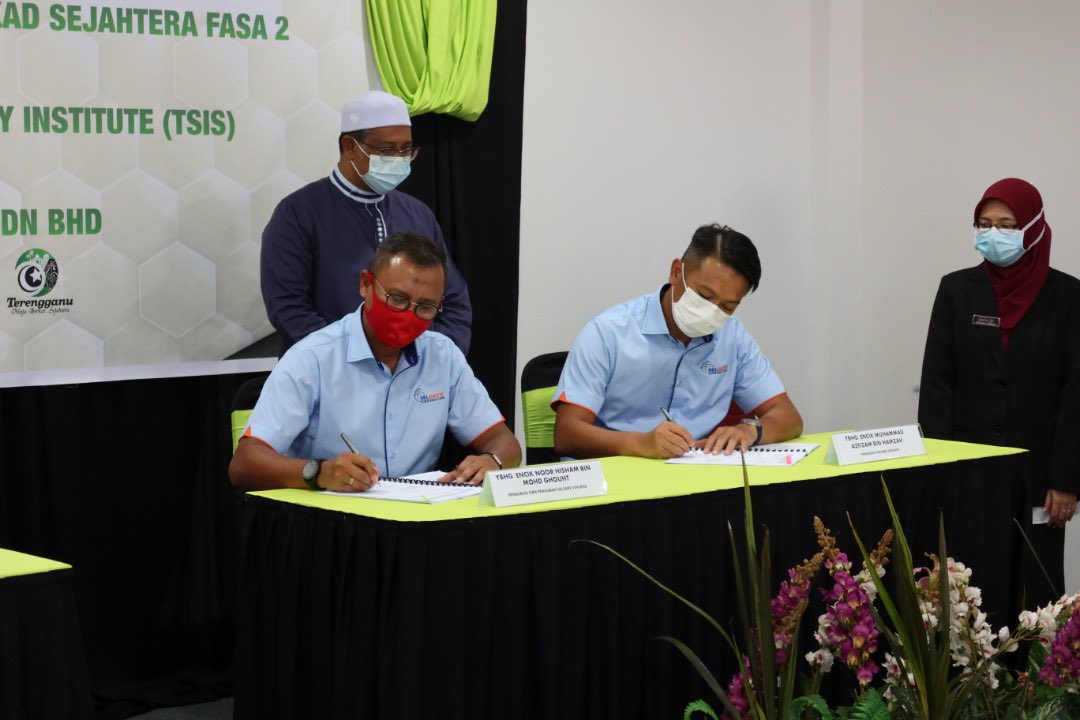 selgategroup's tweet photo. #INFO Majlis menandatangani perjanjian bagi Program Kad Sejahtera Negeri Terengganu di antara TSIS dan SELCARE Management SDN. BHD.

#Selcare
#SelcareStateProgramme
#SelcareManagement
#TSIS
#KadSejahtera https://t.co/ipdzEp1U7v