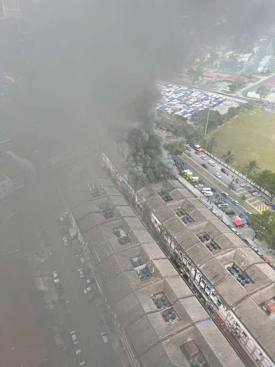 KLNetizens's tweet photo. KEDAI DI DANAU KOTA TERBAKAR
Berita baru diterima sebentar tadi, kedai di sekitar Danau Kota terbakar. Bomba pun telah sampai di tempat kejadian. Semoga tiada mangsa yang terlibat.
Cuaca tengah panas ni, semoga kita sentiasa berhati-hati.
#UpdateKLN https://t.co/tQLcMwJaq7