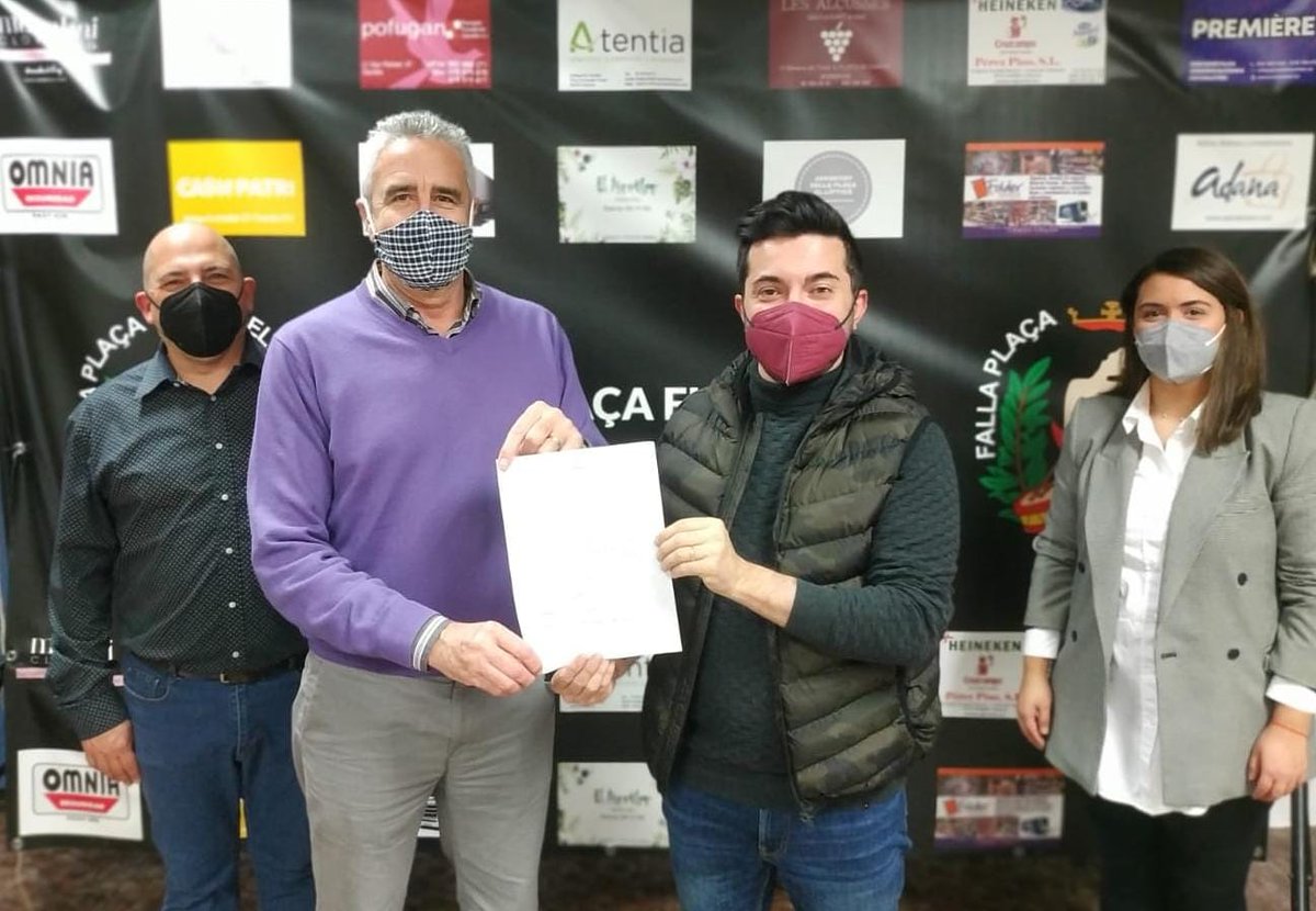 andrespuig1's tweet photo. La @FallaEliptica también apoya la propuesta de  Personas por Gandia para pedir  #RadioterapiaEnGandiaYa. Su Presidente  Tonet Ferrer  y miembros de su ejecutiva, han firmado la peticion. @Amandawandapand Todos juntos lo conseguiremos.
#CentradosEnGandia.
#MejoraremosGandia https://t.co/3aFdpa3aHu