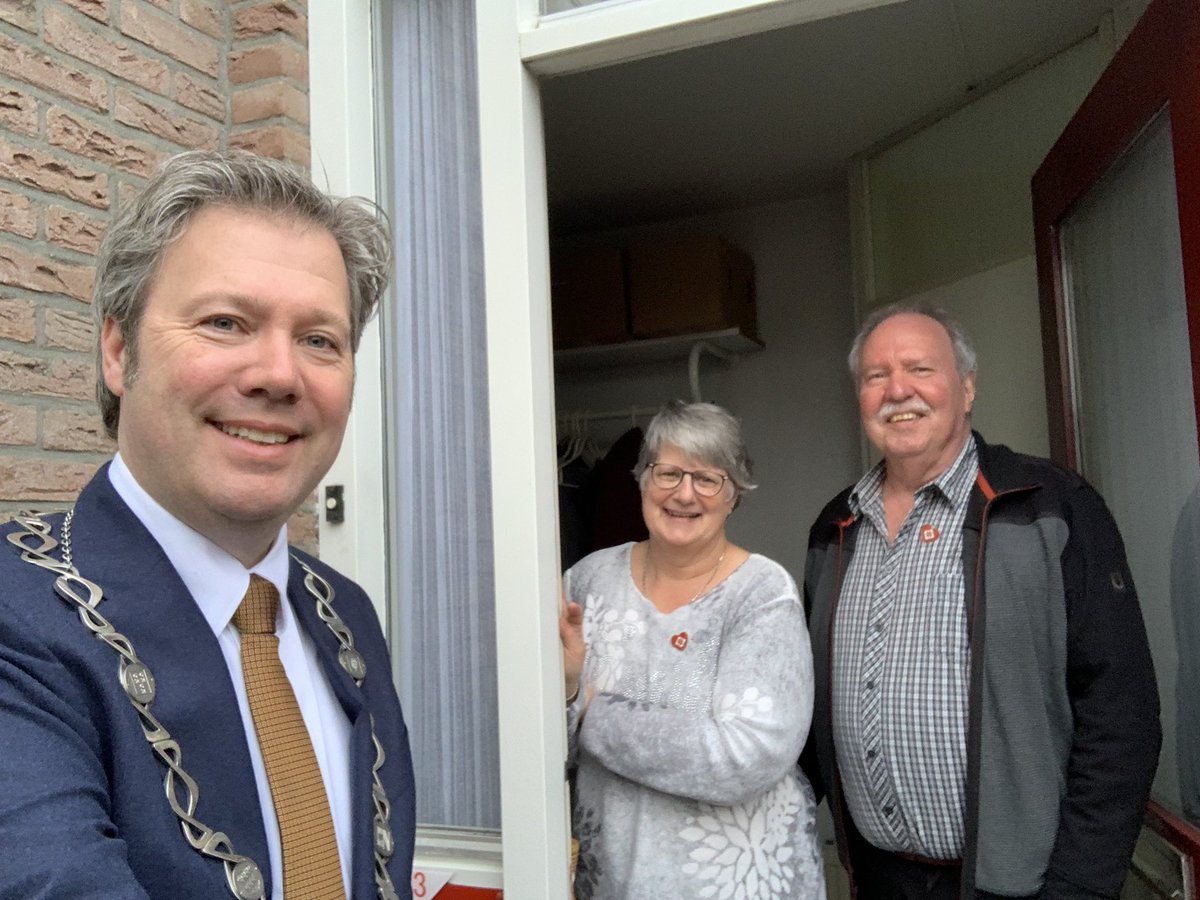 drsDannydeVries's tweet image. In totaal krijgen 18 bijzondere Oudewateren deze periode een #Redder in #Nood #Hartje uitgereikt. Op 4 na, iedereen bezocht. Gisteren hebben we Corry van Leeuwen - Verkley, Wouter van Sprundel, Hans en Henny van den IJssel in het zonnetje gezet. #omziennaarelkaar @GemOudewater