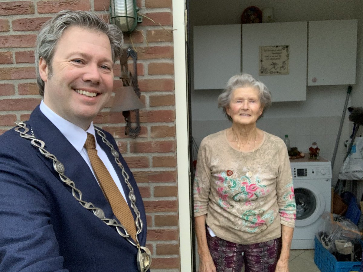 drsDannydeVries's tweet image. In totaal krijgen 18 bijzondere Oudewateren deze periode een #Redder in #Nood #Hartje uitgereikt. Op 4 na, iedereen bezocht. Gisteren hebben we Corry van Leeuwen - Verkley, Wouter van Sprundel, Hans en Henny van den IJssel in het zonnetje gezet. #omziennaarelkaar @GemOudewater