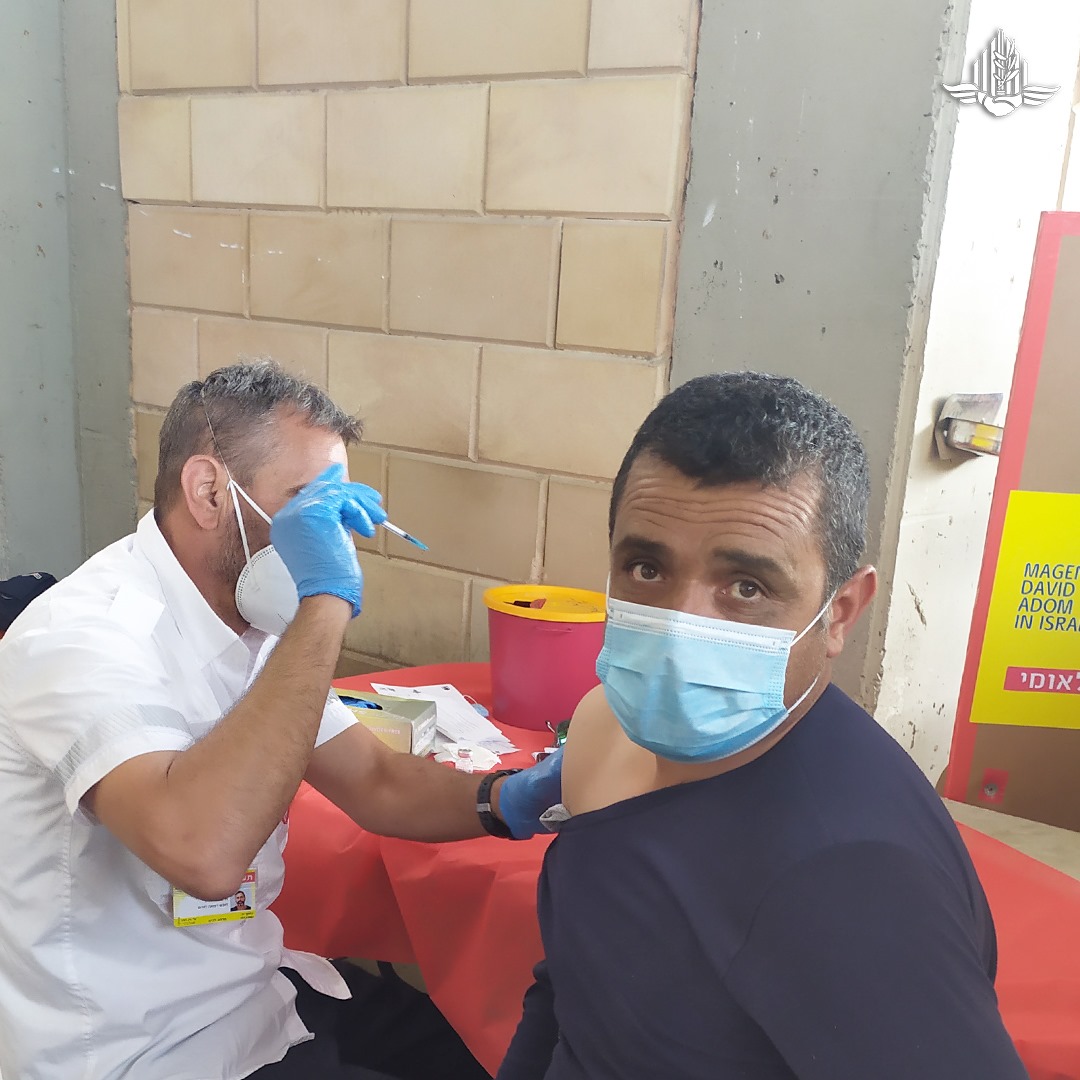 إسرائيل تغرد : بالصور.. الحملة الإسرائيلية لتطعيم عمال الضفة الغربية الفلسطينيين الذين يعملون في إسرائيل. حتى الان ...