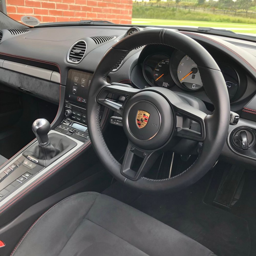 SpikeTheCarGuy's tweet photo. Day 3: @Porsche Cayman GT4 interior focuses on the drive: central rev counter, excellent manual shifter and buttonless steering wheel. 

Waif-like seats are comfortable, Race-Tex finishes &amp; strap door handles add to the mood.

#Porsche
#CaymanGT4
#5DayTest
#EatSleepDriveRepeat https://t.co/iGb5vH7hCq