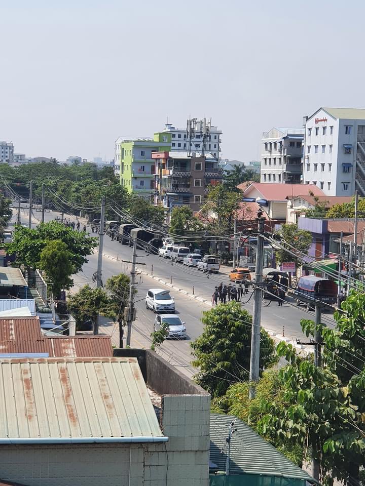 Happening now in South Okalapa ,Yangon 🚨 Military Armed group snipers are getting ready at high floors ! 😭 Yangon is code red now. Please save Yangon !
#WhatsHappeninglnMyanmar #Mar10Coup