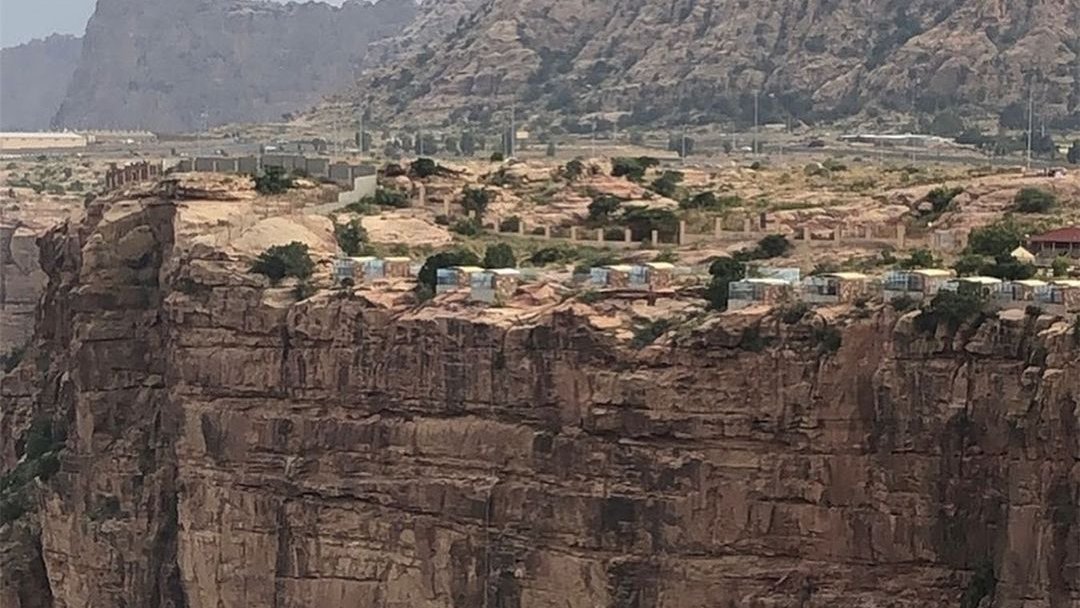Destination_KSA's tweet image. #AlHabala Village dubbed as the hanging village that is only accessible via cable cars now, offers stunning &amp;amp; breathtaking views of the grand mountainscape.
Photo by Salehah Nasser
To read more bit.ly/3rx50xB
-
#TryLocal #DestinationKSA #KSA