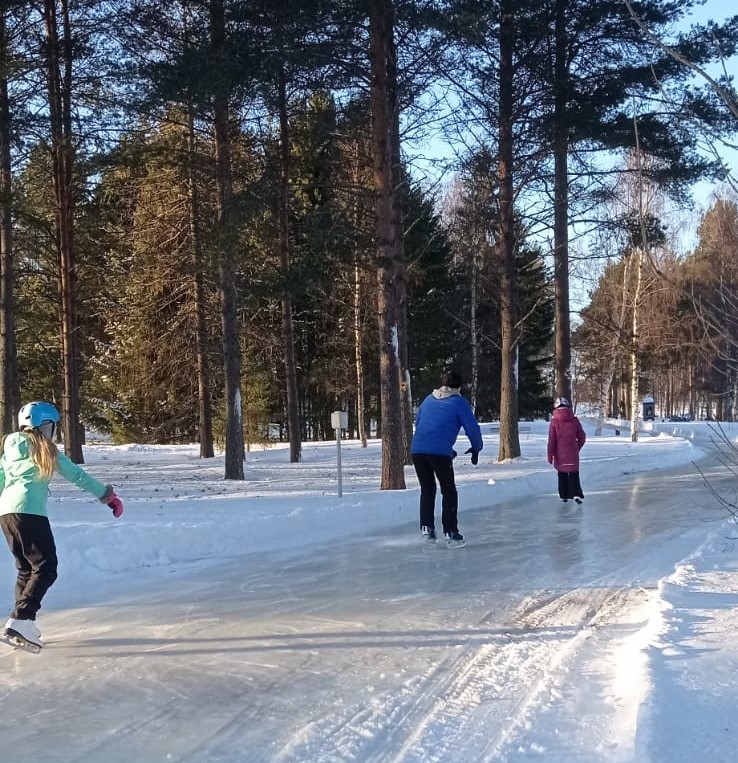 IinKunta's tweet photo. Ympäristötaidepuistoon on avattu 500m pituinen luistelurata. Liikunnan riemun ja Iijoen maiseman lisäksi voi ihailla puiston taidetta. Lähin parkkipaikka entisen matkahuollon rakennuksen yhteydessä, os. Sähkötie 3.
#visitii #iissäonideaa #tekemistähiihtolomalle https://t.co/GdbrDAK9KH