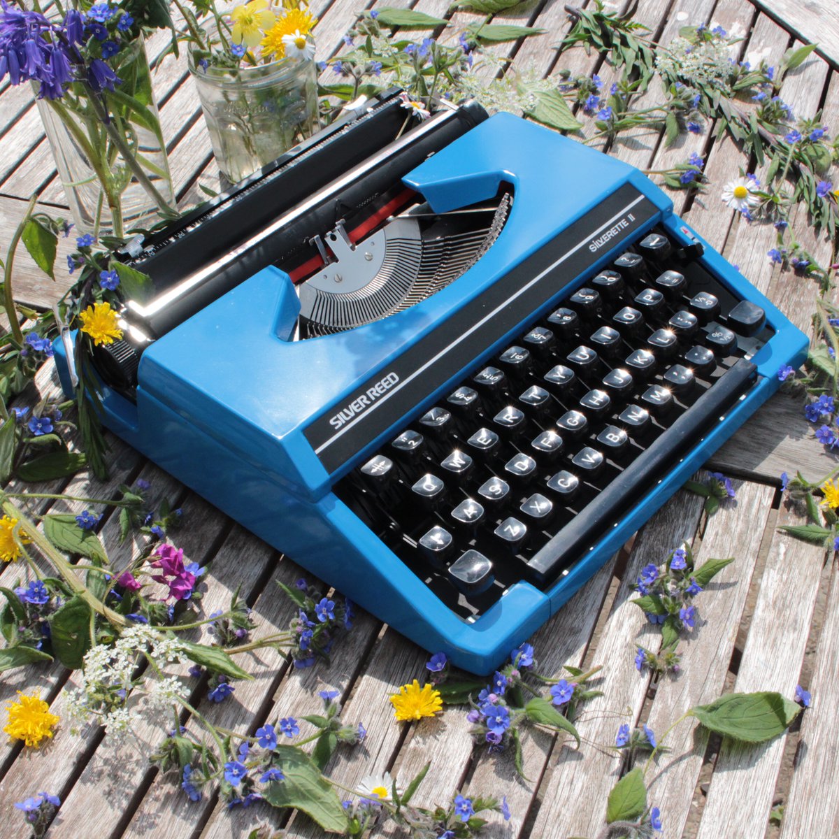 The smell of fresh-cut grass with the click-clacking of your #typewriter as you listening to your favourite summer songs, not long to go now for the brighter days ahead! 🌞

#SilverReed Silverette II