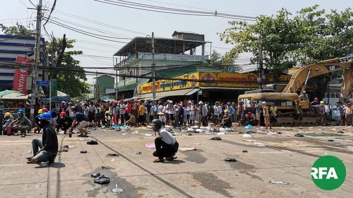 b3rry_y's tweet photo. Now in North Okkalapa!!Terrorists soliders open fire at civilians and 2 protesters were injured. Around 400 civilians are arrested and most of them are students. The soldiers kicked the arrested students in their faces. 
JUNTA BESIEGING
#Mar10Coup 
#WhatsHappeninglnMyanmar https://t.co/9hZN2bYGHq