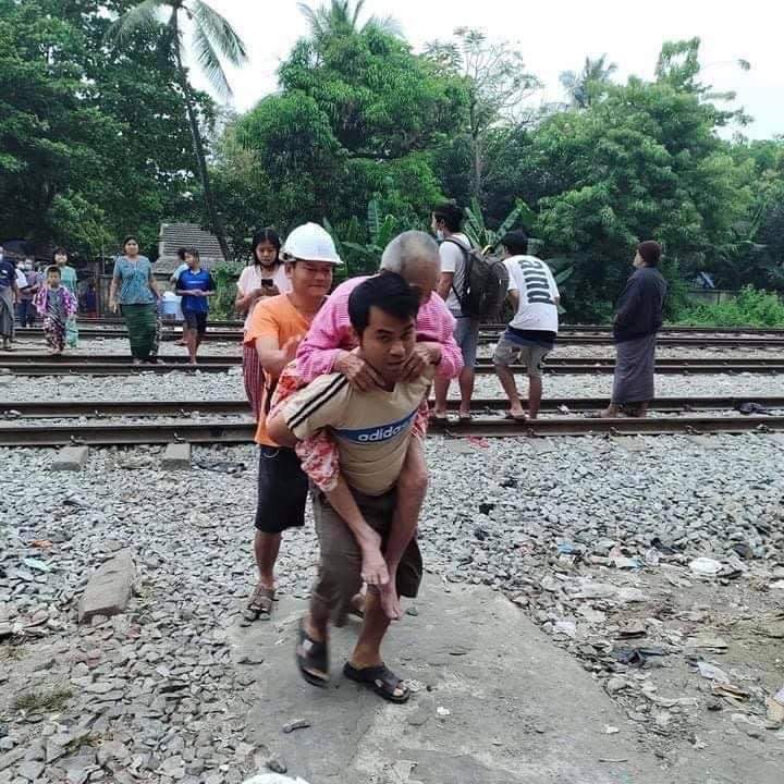 Military Terrorists raiding Railway workers’ resident. They are arresting and kidnapping CDM (civil disobedience movement) workers. Shots were fired. Numbers of injuries are not yet confirmed.
JUNTA BESIEGING 

#WhatsHappeningInMyanmar #Mar10Coup