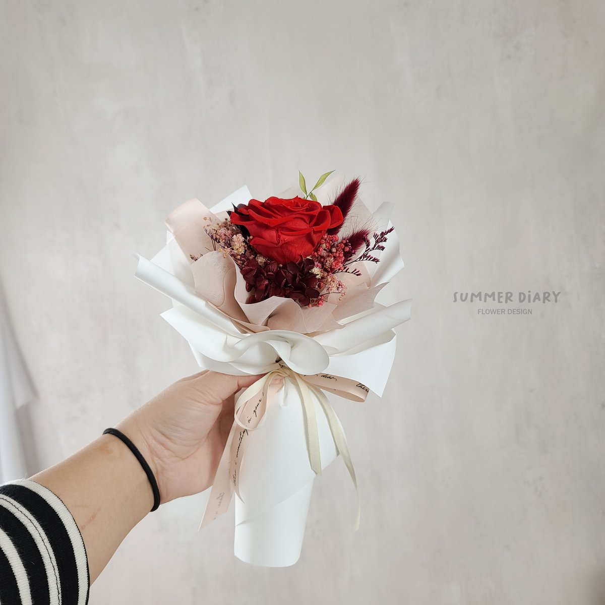 오늘 간만에 주문 약간 많음
아침부터 바쁘게 있다가 너무 목이 아파서 하다말고 한의원 옴 흐흐
꽃다발이 우아하게 잘되서 기분 좋은 초보 플로리스트💕
~~주문은 열린문~~