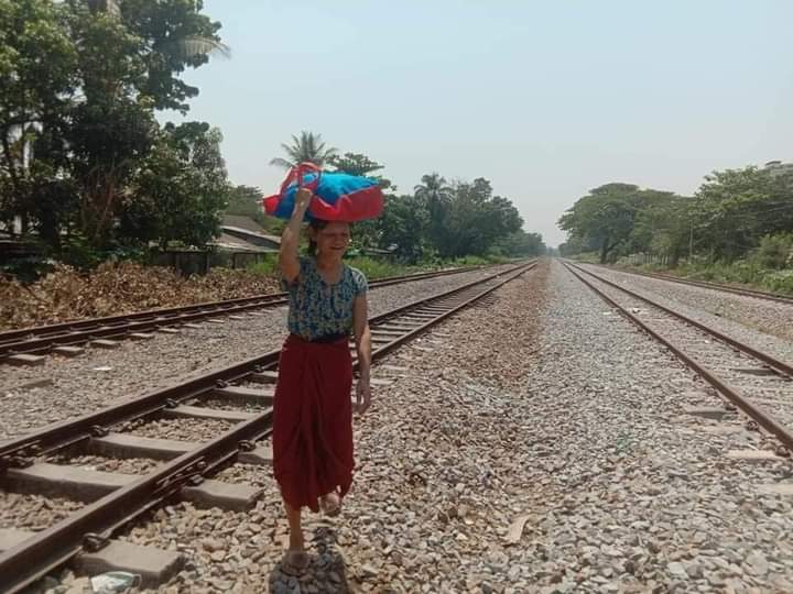 #SaveMyanmar 
မလွှကုန်း မီးရထားဝန်ထမ်း​တွေ ဝန်ထမ်းလိုင်းခန်းက ဆင်း​နေရပါပီ
#HelpMyanmar