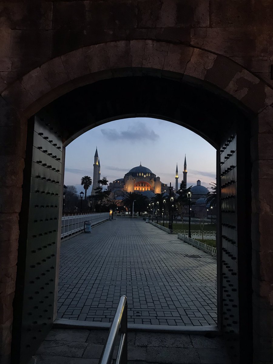 "Peygamber Efendimiz’e (s.a.v) miraçta üç hediye verilmiştir: 

Beş vakit namaz, 
Bakara Sûresi’nin son iki ayeti, ümmetinden Allah’a şirk koşmadan ölenlerin büyük günahlarının bağışlanacağı müjdesi." 

(Müslim, Îman, 279)

#MiraçKandili 'miz Mübarek olsun...