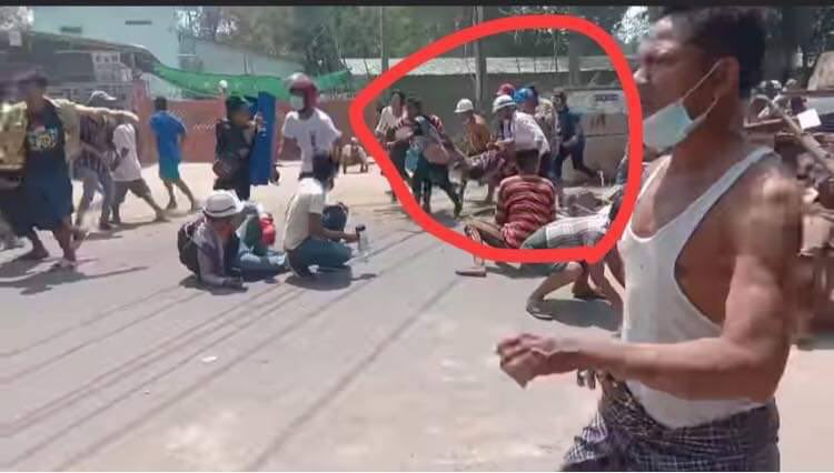 A man, a father of four children, was shot in the abdomen with live bullet by the military terrorists in North Okkalapa around 12:00 p.m.
JUNTA BESIEGING
#WhatsHappeningInMyanmar
#Mar10Coup