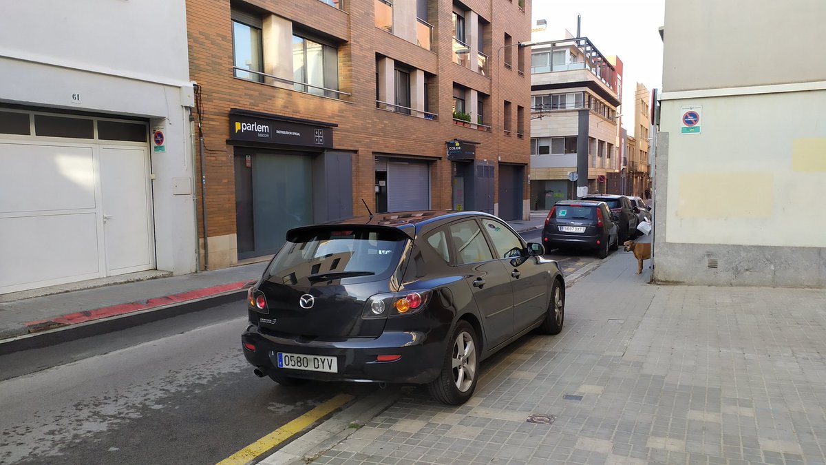 A #Sabadell tenim un problema gros. Per ser exactes, l'hi tenim, sobretot, els qui ens hi movem a peu o amb bici. Els incívics que s'hi mouen amb tones de ferralla i combustible fòssil estan encantats de la vida amb la impunitat de què hi gaudeixen. 🎉

#️⃣ #cotxesVoreresSabadell