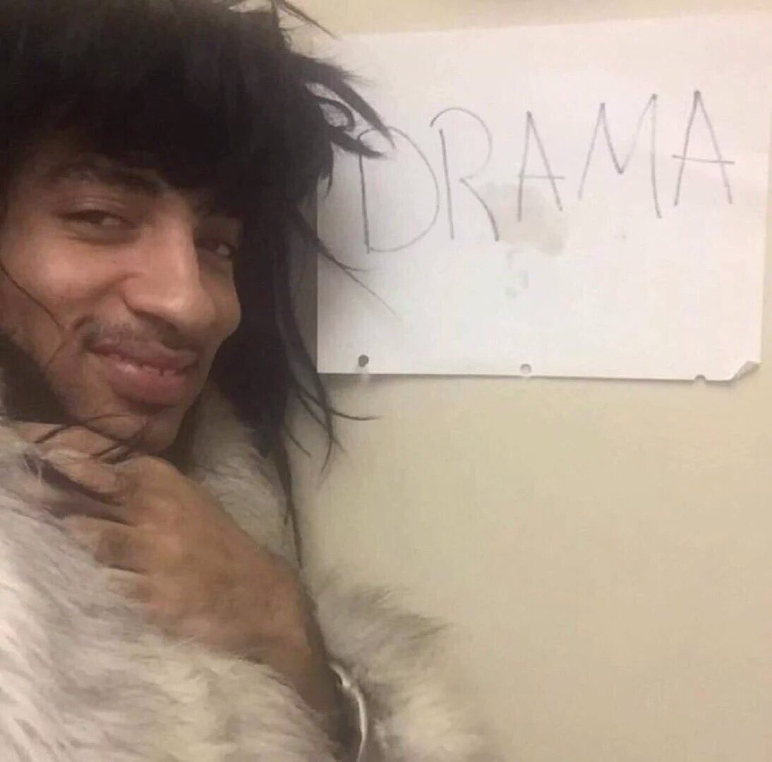 GirIsDesires's tweet photo. me: drama is so annoying and childish.

*kim posts snapchat videos with tea *

me: https://t.co/pNzIkfCNf0