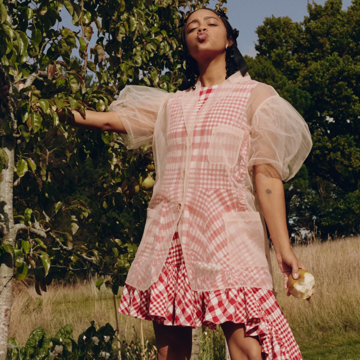 It's all in the details ✨🎀 #SimoneRochaxHM 

Launching tomorrow at 8am.
Read up on how to shop the collection here: hm.info/60144zCnM

<a href="/simone_rocha_/">Simone Rocha</a> <a href="/iamkelseylu/">Kelsey Lu</a> #FrancescaHayward