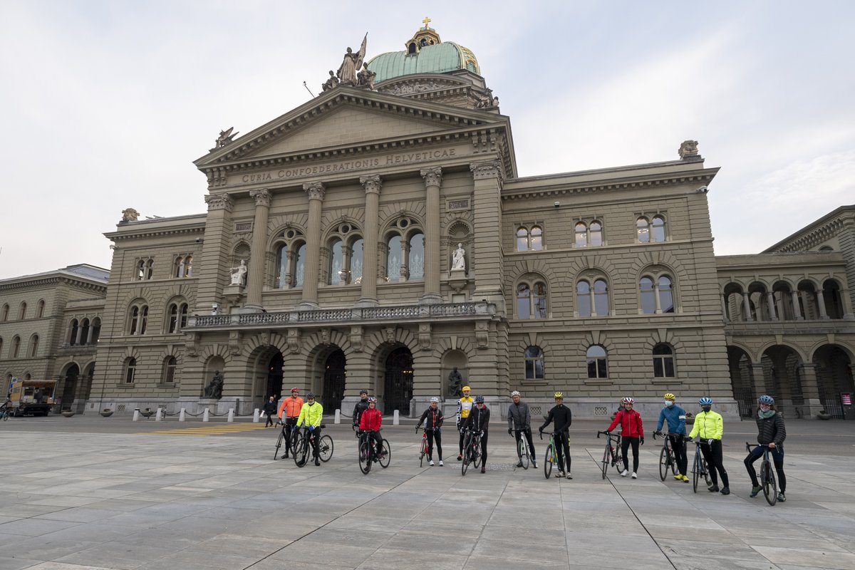 swisscycling's tweet photo. Erste Ausfahrt der Radgruppe Bundeshaus 2021 🚴‍♀️🚴‍♂️
Gut zehn Parlamentarierinnen und Parlamentarier sowie Mitglieder von Swiss Cycling trafen sich gestern am späten Nachmittag vor dem Bundeshaus zu einer gemeinsamen Ausfahrt.
📸 Sam Buchli https://t.co/94ucAt5vEM