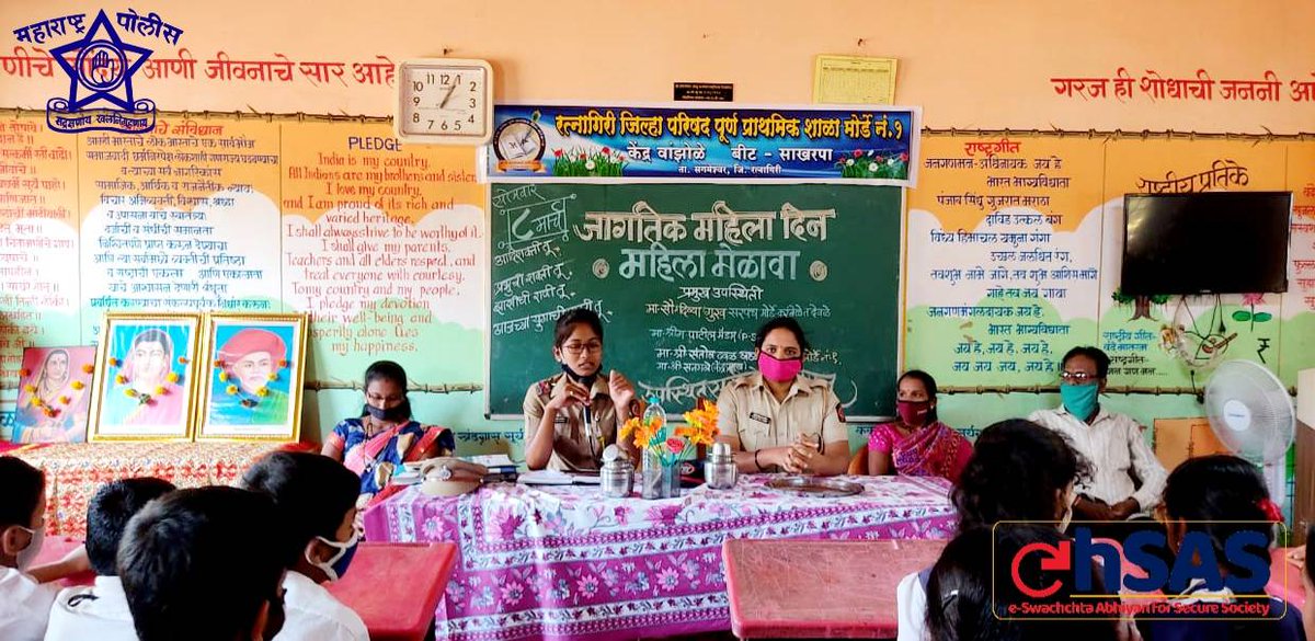 RatnagiriPolice's tweet photo. जागतिक महिला दिनानिमित्त, आदर्श शाळा मुरडे-वांझोळे येथे म.पो.उप.नि. पाटील यांनी विद्यार्थ्यांना महिलांविषयक कायदे, Cyber EhSAS तसेच स्पर्धा परीक्षेबाबत मार्गदर्शन केले.
@DGPMaharashtra #SafetyOfWomen #CyberEhSAS #WomensDay #womensday2021 #Devrukh #Ratnagiri #RatnagiriPolice https://t.co/qZaUpNfjVh